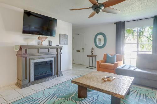 Townhome Near Beach in Galveston Furnished Patio! in Galveston, USA