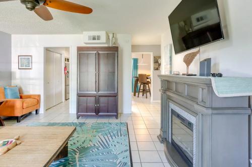 Townhome Near Beach in Galveston Furnished Patio! in Galveston, USA