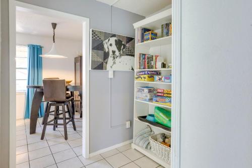Townhome Near Beach in Galveston Furnished Patio! in Galveston, USA