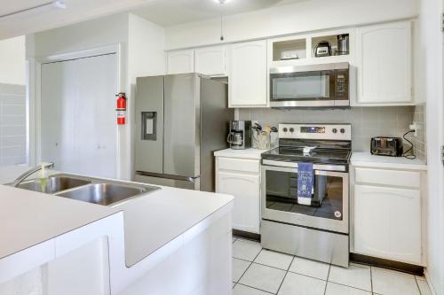 Townhome Near Beach in Galveston Furnished Patio! in Galveston, USA