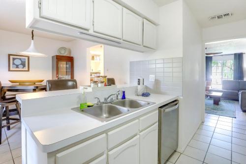 Townhome Near Beach in Galveston Furnished Patio! in Galveston, USA