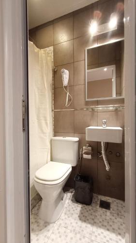 Standard Double Room image 3