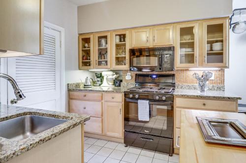 Walk to Old Town Chic Alexandria Abode with Patio! in مترو طريق برادوك