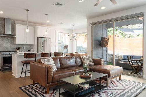 Upstay - Eastside Home w Patio BBQ - Mins to DT in Austin, USA