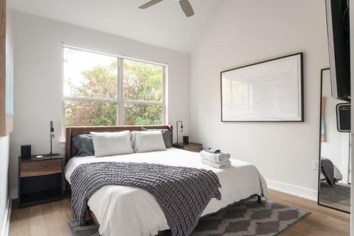 Upstay - Eastside Home w Patio BBQ - Mins to DT in Austin, USA