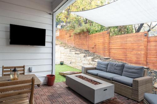 Upstay - Eastside Home w Patio BBQ - Mins to DT in Austin, USA