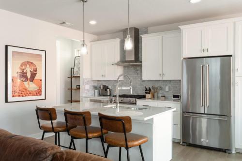 Upstay - Eastside Home w Patio BBQ - Mins to DT in Austin, USA