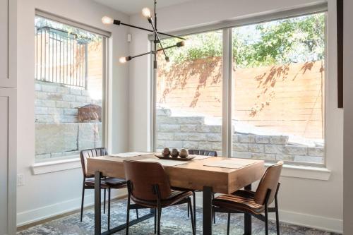 Upstay - Eastside Home w Patio BBQ - Mins to DT in Austin, USA