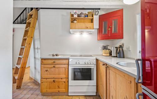 Cocina, 1 Bedroom Awesome Home In Blåvand (1 Bedroom Awesome Home In Blavand) in Vejers Strand