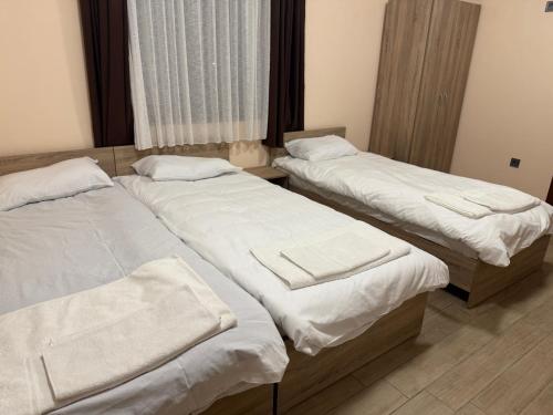 5 twin beds