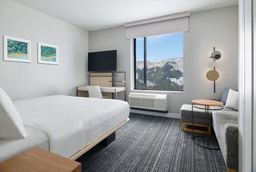 King Studio with Sofa Bed and Mountain View - Hearing Accessible