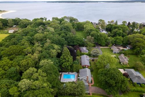 Coastal Haven: Private Pool, Bay Access, Water Sports in Riverhead, USA