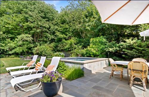 Sweet Retreat: Private Pool, Outdoor Jacuzzi, Coopers Beach in Southampton, USA