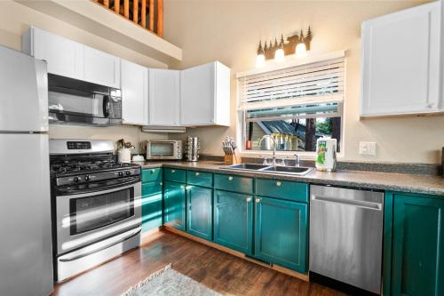 NEW Hot Tub,Graffiti Game Room, Pet-Friendly Yard in Big Bear City, USA