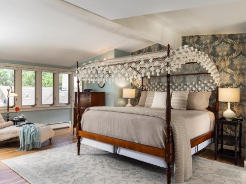 Deluxe Queen Suite with Whirlpool - Penthouse