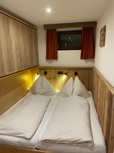 2 queen beds
