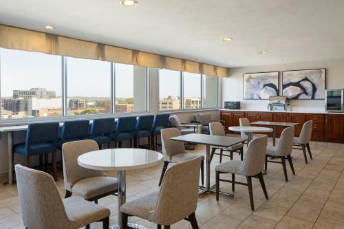 Holiday Inn Sioux Falls-City Center an IHG Hotel - image 10