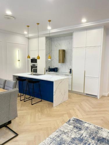 BUDA Hill Charm Suite - 3 BDRM- Self CHKN 5