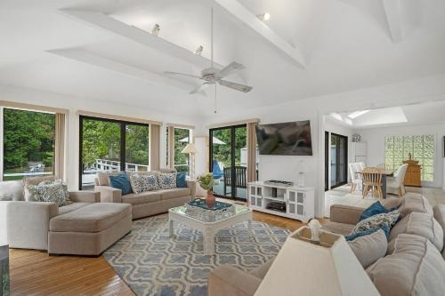 Southampton Retreat: Heated Pool, Hot Tub, Near Beach in Southampton, USA
