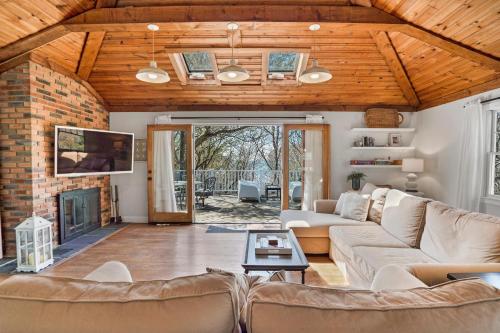 Escape to Paradise: Steps to Beach & Spacious Deck in Baiting Hollow, USA