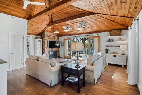 Escape to Paradise: Steps to Beach & Spacious Deck in Baiting Hollow, USA