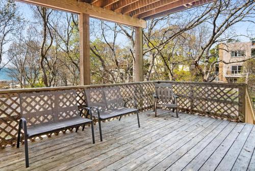Escape to Paradise: Steps to Beach & Spacious Deck in Baiting Hollow, USA