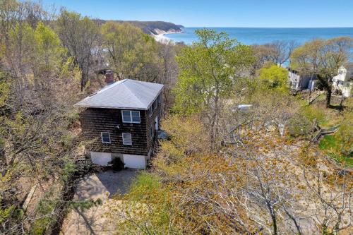 Escape to Paradise: Steps to Beach & Spacious Deck in Baiting Hollow, USA