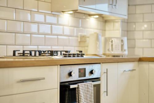 Modern 2 Bed Flat with Free Parking, Glasgow (photo 9)
