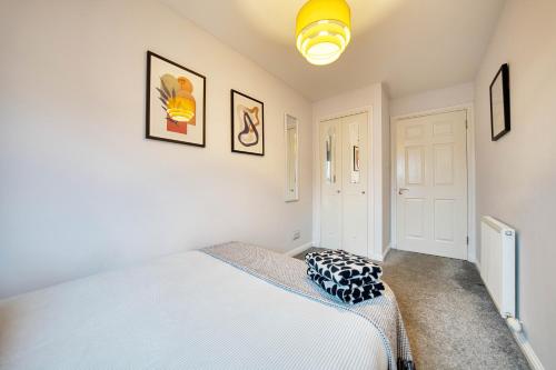 Modern 2 Bed Flat with Free Parking, Glasgow (photo 10)