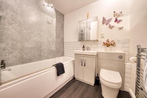 Modern 2 Bed Flat with Free Parking, Glasgow (photo 6)