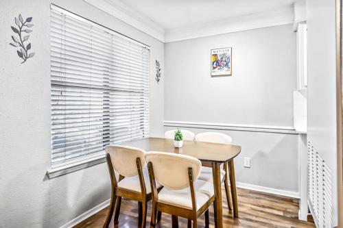 Modern 1BR Retreat Pool 10 Minutes to Austin Modern 1BR Retreat Pool 10 Minutes to Austin