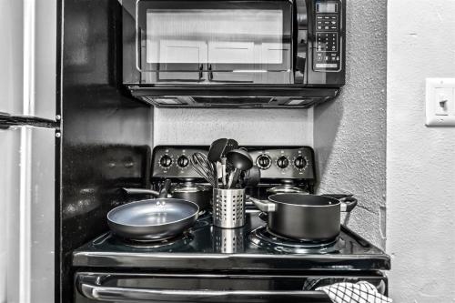 Modern 1BR Retreat Pool 10 Minutes to Austin Modern 1BR Retreat Pool 10 Minutes to Austin