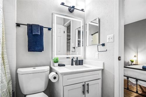 Modern 1BR Retreat Pool 10 Minutes to Austin Modern 1BR Retreat Pool 10 Minutes to Austin