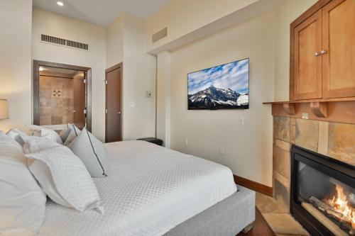 Superior Ski In Ski out Top floor Penthouse Pool Hot Tubs Conde Nast Forbes Award Winner C411 - image 3