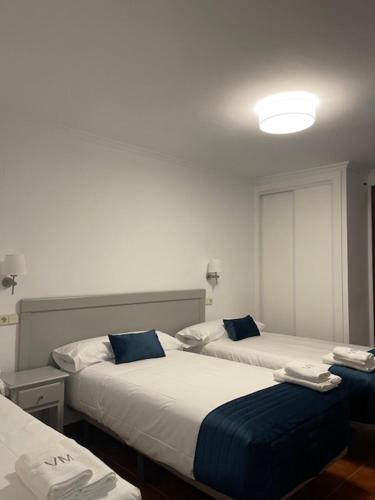 2 double beds, 1 twin bed