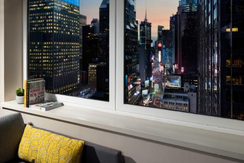 Social Deluxe Times Square King -Ball Drop View room in M Social Hotel New York Times Square