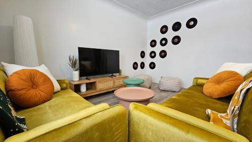 Retro Retreat - 3bdr, 1 bath, close to city center