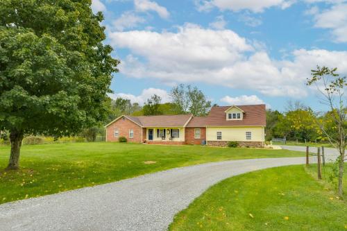 Large Yard & Basketball Hoop: Murfreesboro Home! in La Vergne (TN)