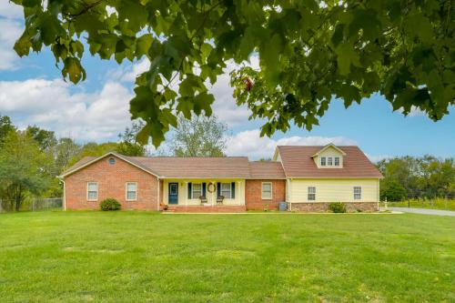 Large Yard & Basketball Hoop: Murfreesboro Home! in La Vergne (TN)