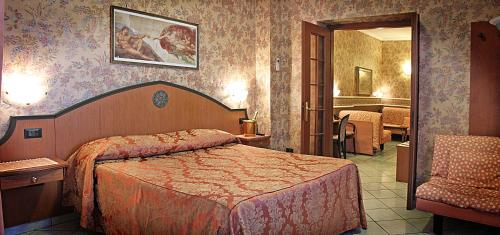 1 queen bed, 2 twin beds