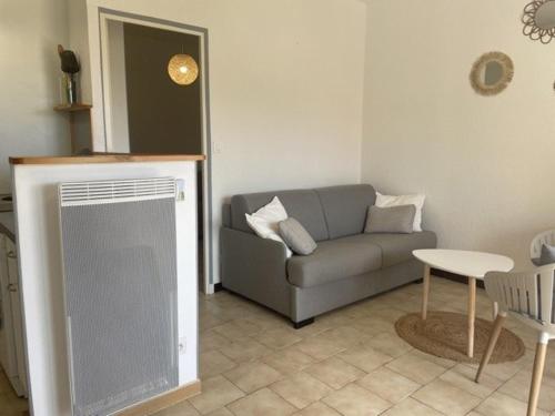One-Bedroom Apartment image 9