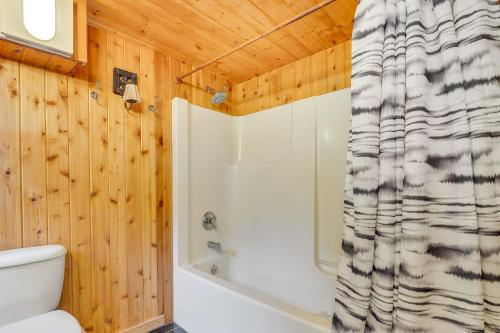 Leavenworth Cabin with Deck, Hot Tub and Game Room!