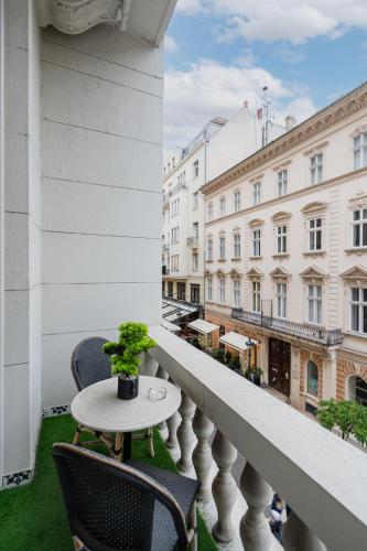 Basilica view three bedrooms prime apartment with free parking - image 14