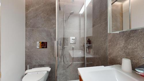 Suot Larsch - image 12