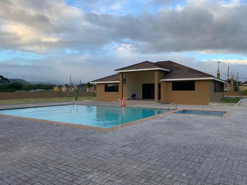 Harbour Oasis Retreat - Charming 2 Bedroom House in Old Harbour