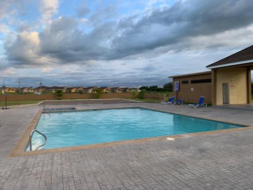 Harbour Oasis Retreat - Charming 2 Bedroom House in Old Harbour