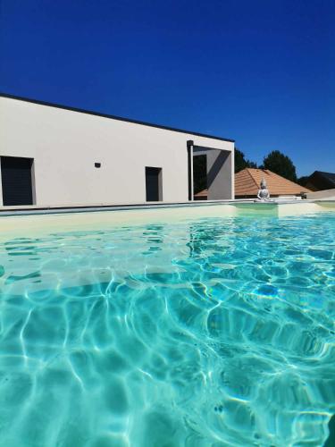 Úszómedence, Maison contemporaine in Mondement-Montgivroux