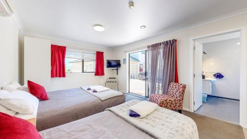 1 queen bed, 1 twin bed