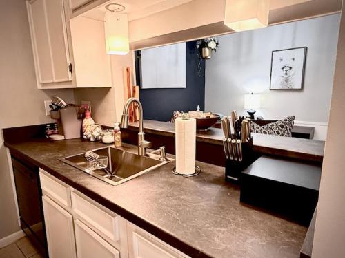 Montrose Art Lover's Dream to Live Like a Local near The Music Box Theater
