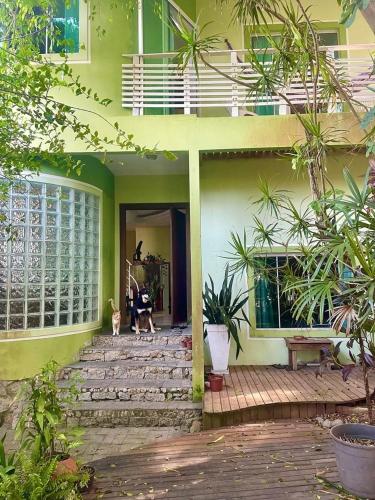 Casa Samaúma Floripa, ALUGUEL DE QUARTOS - Achochego e Tranquilidade à 30 metros da Praia, Florianópolis